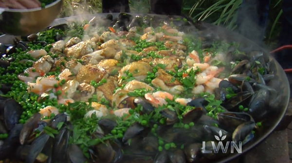 Mexican paella for a crowd with shrimp, mussels and chorizo (Paella Mexicana con camarónes, mejillones y chorizo)
