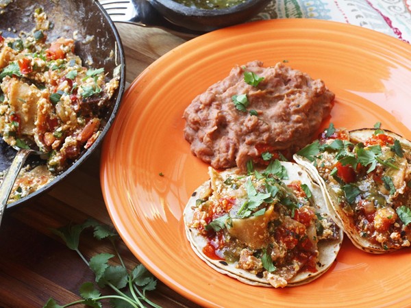 Mexican-style fried tortillas with tofu (Vegan migas)