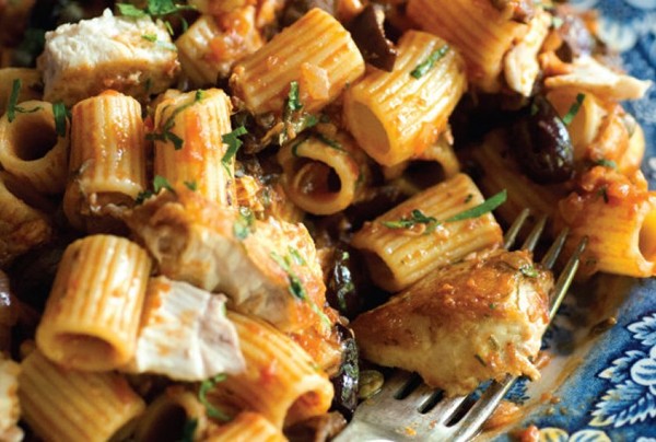 Mezze rigatoni with swordfish and black olives (Mezze rigatoni con pesce spada e olive)