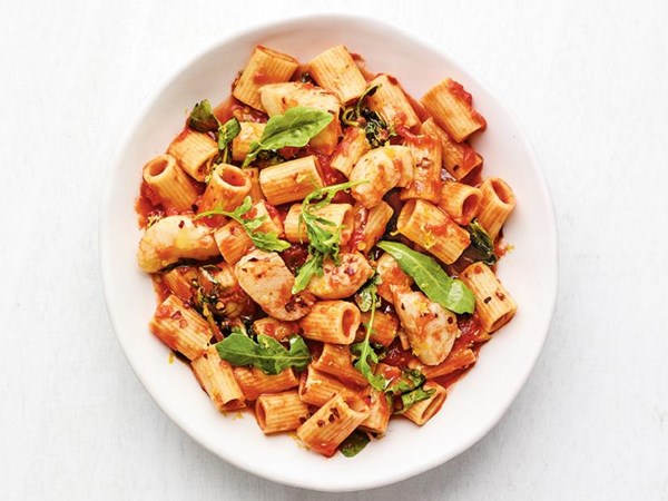 Mezzi rigatoni with tomatoes, scallops and arugula 