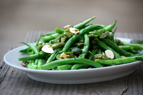 Micro-steamed green beans with olives and almonds