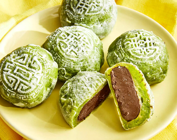Microwave mochi mooncakes with black sesame-chocolate filling (Bánh dèo)