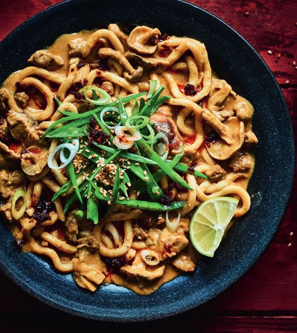 Microwaved vegetarian tan tan curry udon