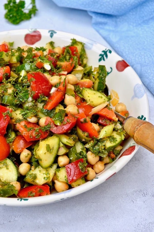 Middle Eastern chickpea salad (Balela salad)