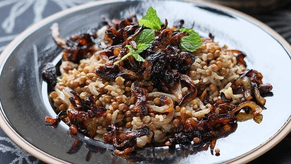 Middle Eastern lentils and rice with blackened onions