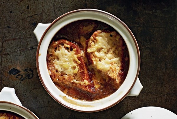"Midnight in Paris": onion soup gratinée