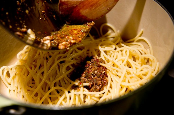 Midnight pasta with garlic, anchovy, capers and red pepper (Spaghettata di mezzanotte)
