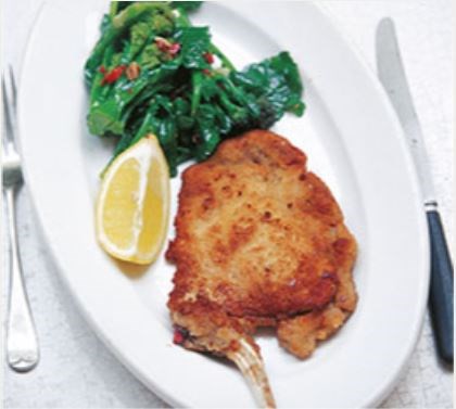 Milanese breaded pork cutlet with broccoli (Costoletta di maiale alla Milanese)