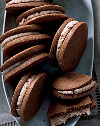 Milk-chocolate cookies with malted cream