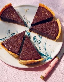 Milk chocolate tart with nutmeg pastry