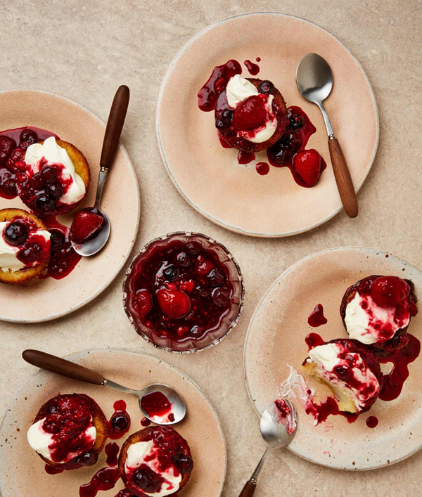 Milk tarts with preserved berries (quejadas de leite)