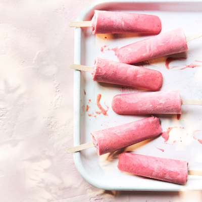 Milky mini strawberry lollies