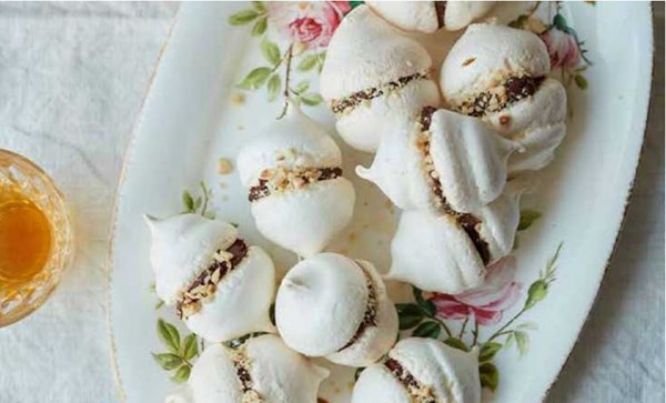 Mill wheels - mini chocolate and hazelnut meringues (Bezele roți de moară)