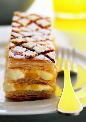 Millefeuille with lemon curd and cream