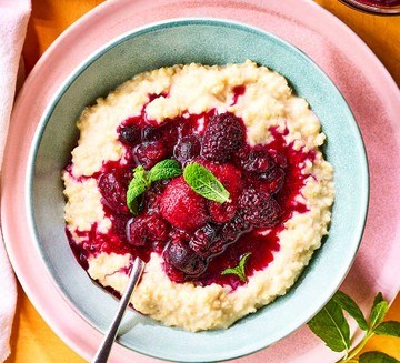 Millet porridge with almond milk & berry compote