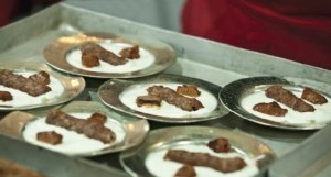 Minced meat on aubergine & yogurt purée (Alenazik / Alinazik)