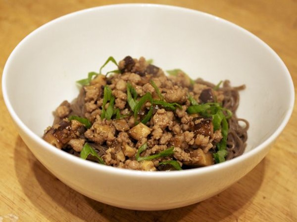 Minced pork with soba noodles 