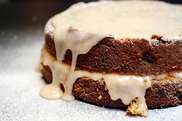 Mincemeat cake with cinnamon and Total Greek yoghurt icing 
