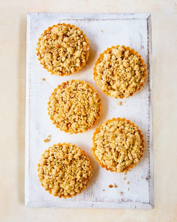 Mini apple crumble pies