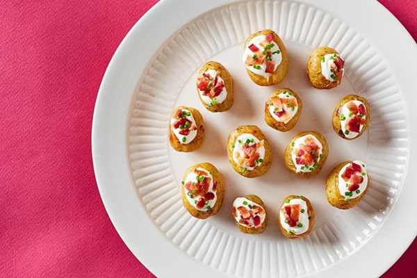  Mini baked potatoes with sour cream, chive and bacon