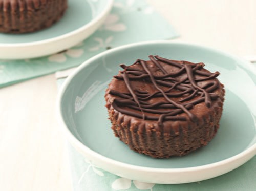 Mini bittersweet chocolate cheesecakes