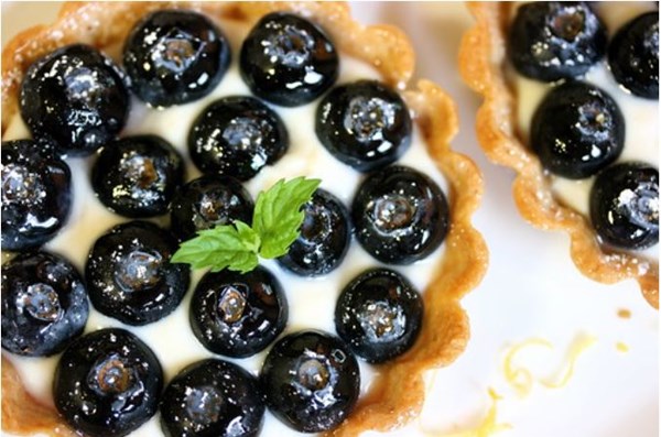 Mini blueberry tarts with lemon cream