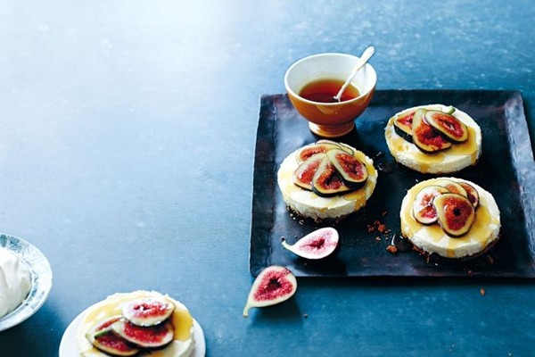Mini cheesecakes with Amaretto figs