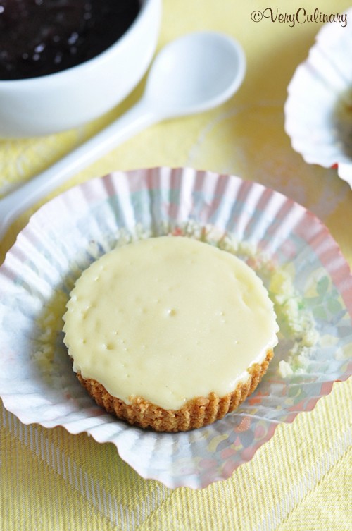 Mini cheesecakes with jam