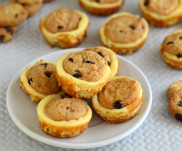 Mini chocolate chip cookie cheesecake bites