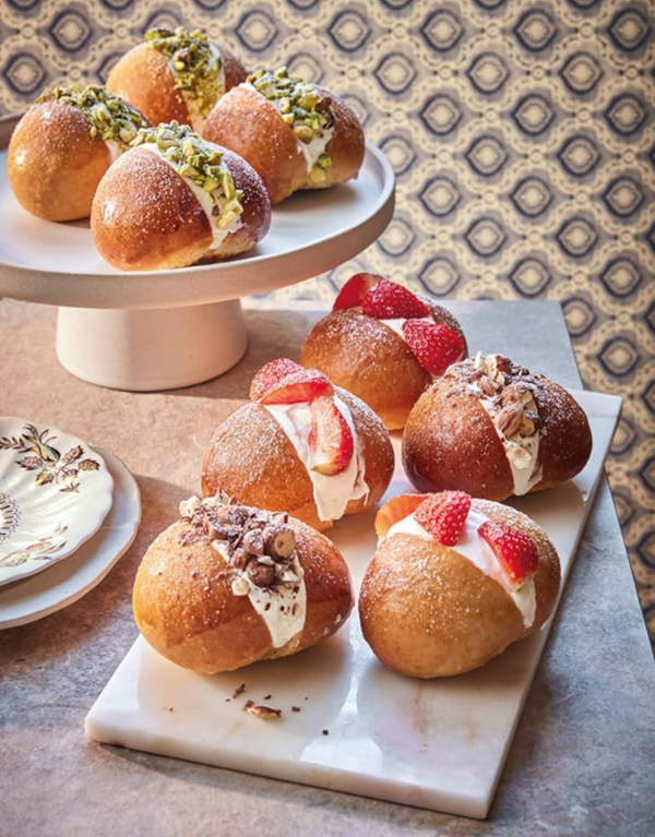 Mini cream-filled buns (Maritozzi)