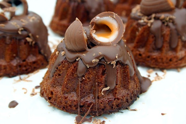 Mini creme egg Easter bundt cakes