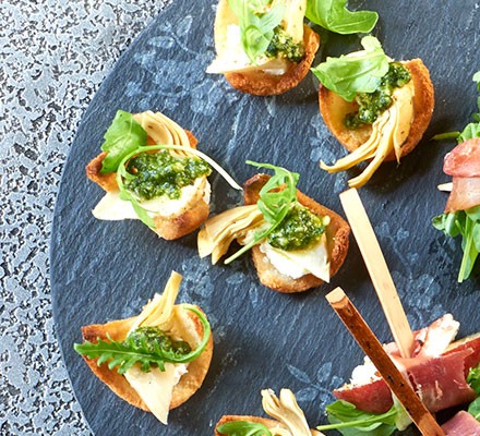 Mini crostini with goat's cheese & artichokes