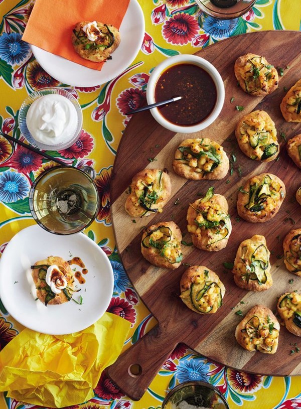 Mini flatbreads with zucchini, paneer and curry oil