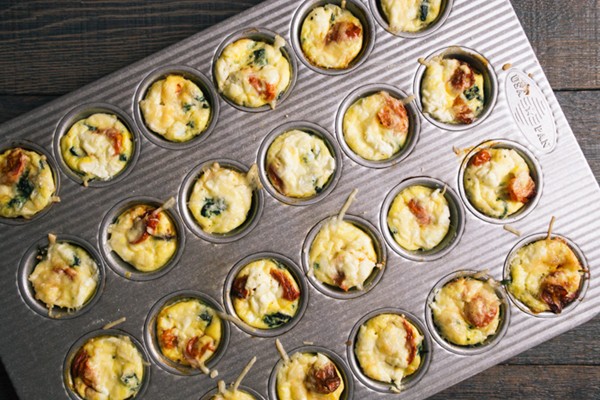 Mini frittatas with spinach, goat cheese and roasted tomatoes