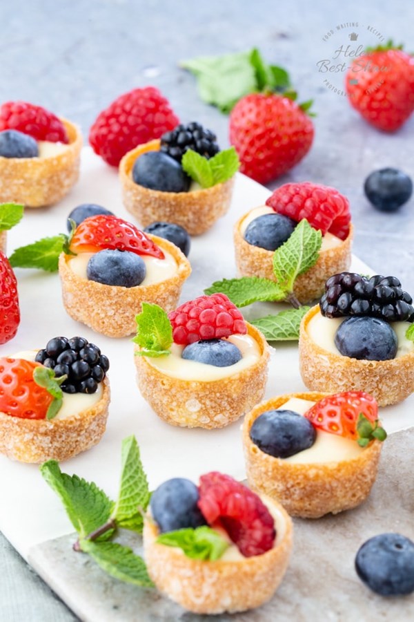Mini fruit tart canapés with crème pâtissière