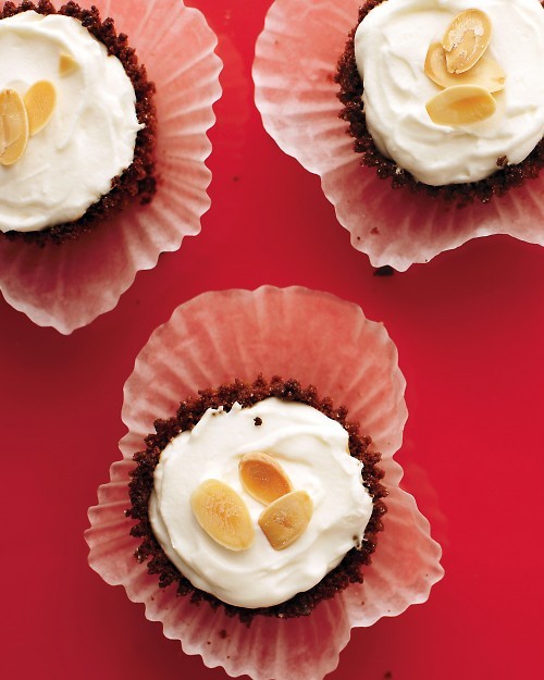 Mini ginger-almond cheesecakes