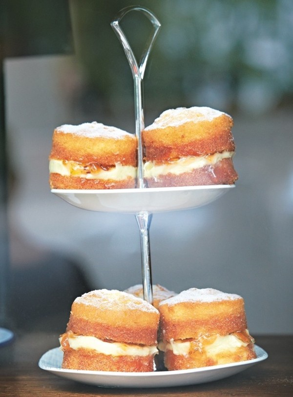 Mini gooseberry & elderflower sponges