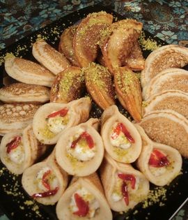 Mini Lebanese pancakes with cream (Katayef bi kushta)