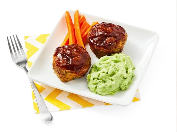 Mini meatloaves with broccoli mash 