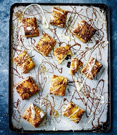 Mini melting chocolate pastries 