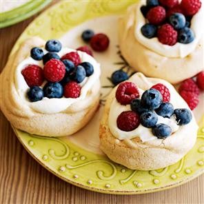 Mini meringues with cream and fresh fruit