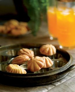 Mini moulded sponge cakes (Kueh bolu)