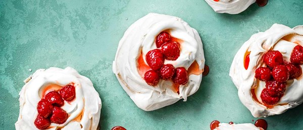 Mini Pavlovas with white chocolate cream and rosé raspberry syrup