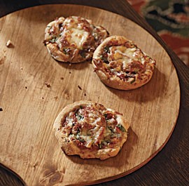 Mini pizzas with arugula and roasted red peppers