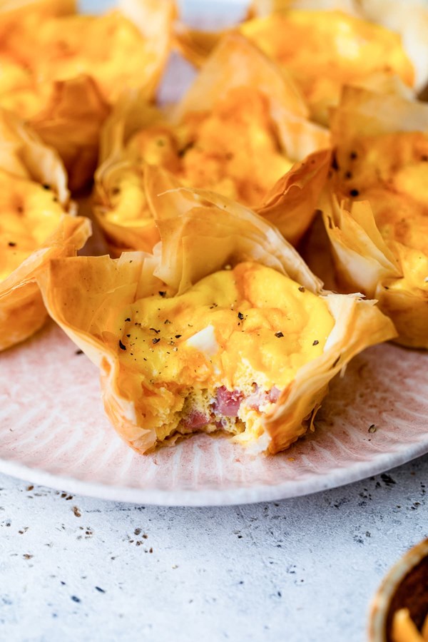 Mini quiche with ham and cheese 
