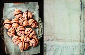Mini raspberry and chocolate meringue kisses