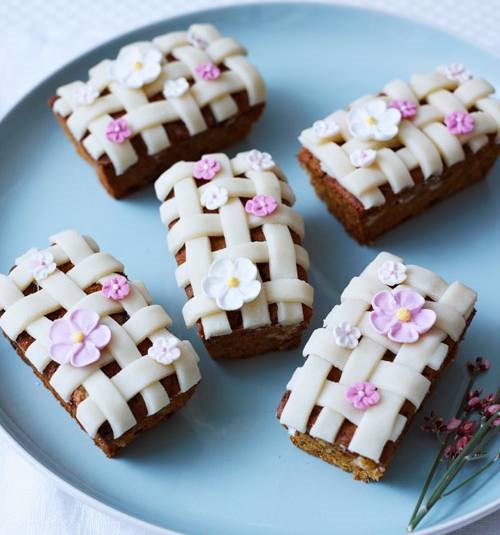 Mini simnel loaves