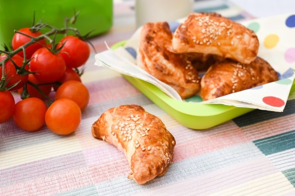 Mini spinach & cream cheese puff parcels