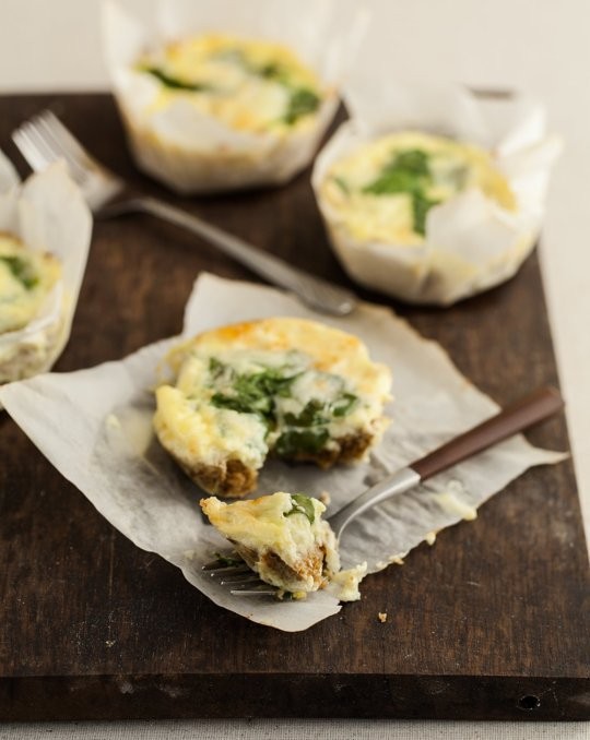 Mini spinach quiches with flax crust