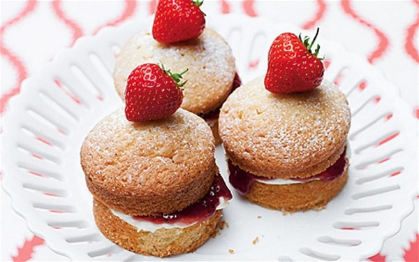 Mini strawberry cakes